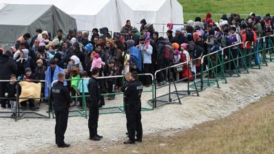 Bayern kann „für Leben der Flüchtlinge nicht mehr garantieren“ und droht mit Verfassungsklage