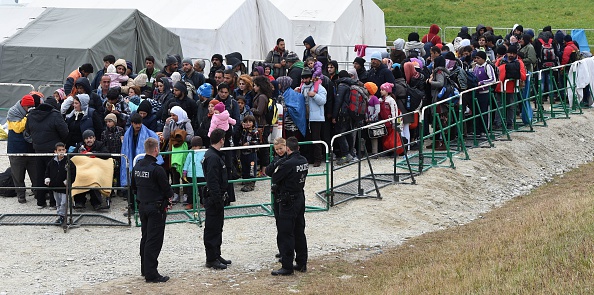 Bayern kann „für Leben der Flüchtlinge nicht mehr garantieren“ und droht mit Verfassungsklage