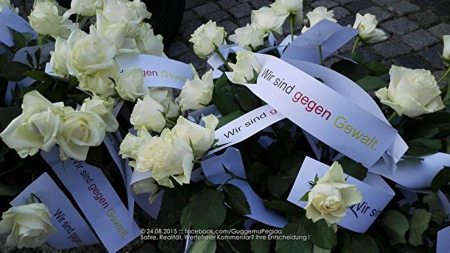 Diese Rosen verteilen Dresdener Pegida-Demonstranten am 24. August an Polizeibeamte.