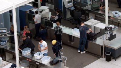 Engpass bei Sicherheitskontrollen am Flughafen Hamburg