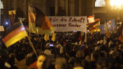 Pegida-Jahrestag: Zehntausende gehen in Dresden auf die Straße