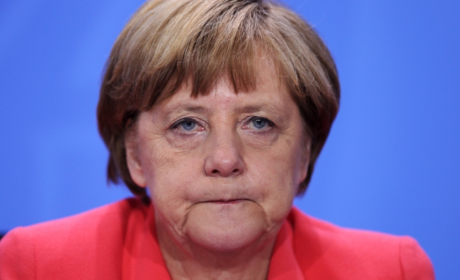 Kramp-Karrenbauer nimmt Merkel gegen Seehofer in Schutz