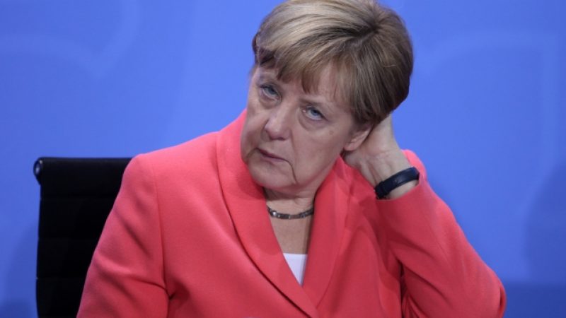 Seehofer: Merkel muss Politik der offenen Grenzen beenden