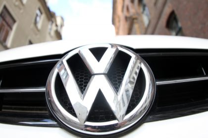 Merz sieht VW nach Abgasaffäre in existentieller Krise