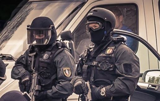 Waffe und Drogen in Magdeburg: SEK stürmt Wohnung von Asylbewerbern