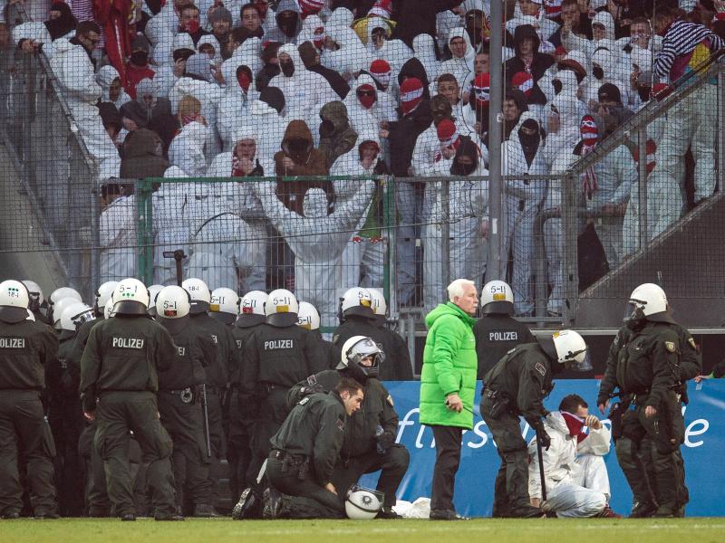 Weniger Gewalt beim Fußball – Sicherheitslage angespannt