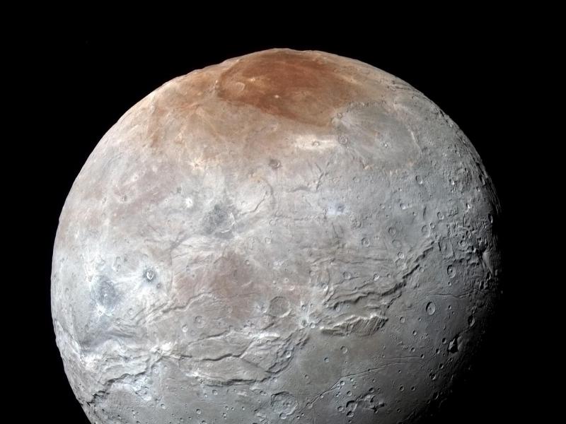 Raumsonde „New Horizons“: Neue Aufnahmen von Plutomond Charon verblüffen Astronomen