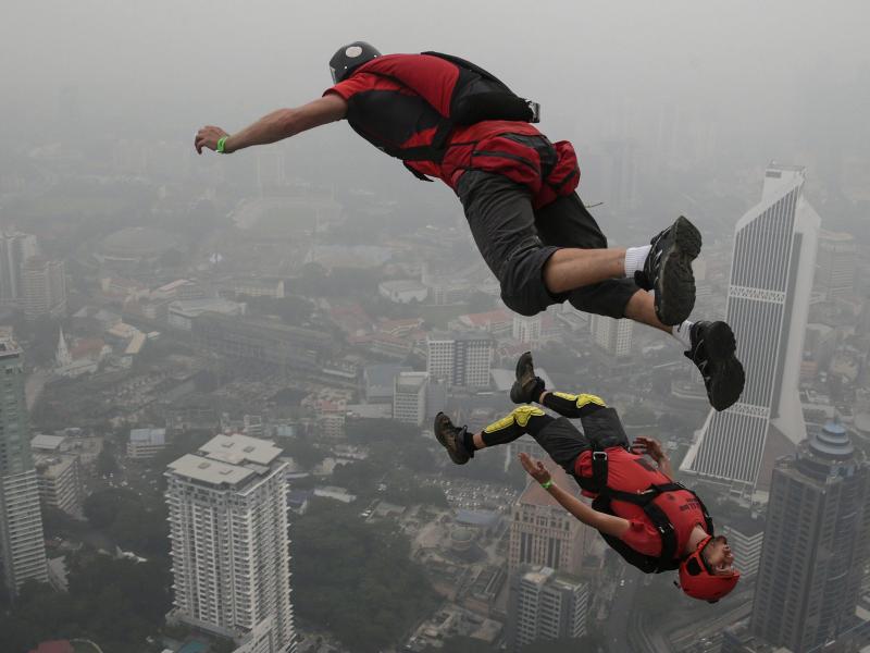 Base Jumper springen vom Fernsehturm in Malaysia
