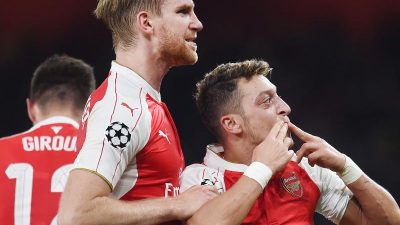 Özil trifft, Mertesacker sicherer Rückhalt