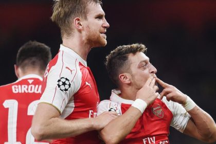 Özil trifft, Mertesacker sicherer Rückhalt