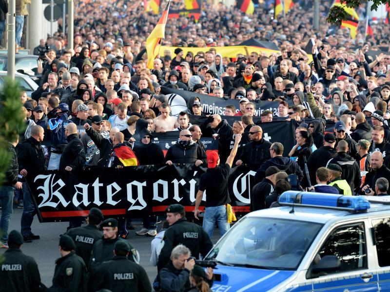 Hooligan-Demo und Gegen-Demos in Köln: Polizei befürchtet erneut Krawalle am Sonntag