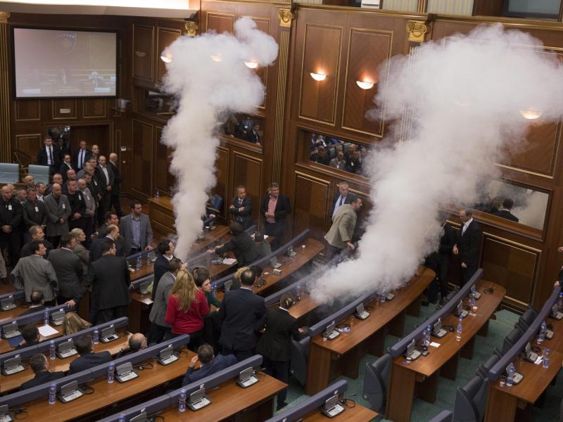 Chaos in Pristina: Kosovo-Parlament mit Tränengas lahmgelegt