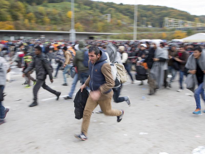 Migrantenansturm lässt nicht nach: Tausende ziehen weiter über den Balkan Richtung Deutschland
