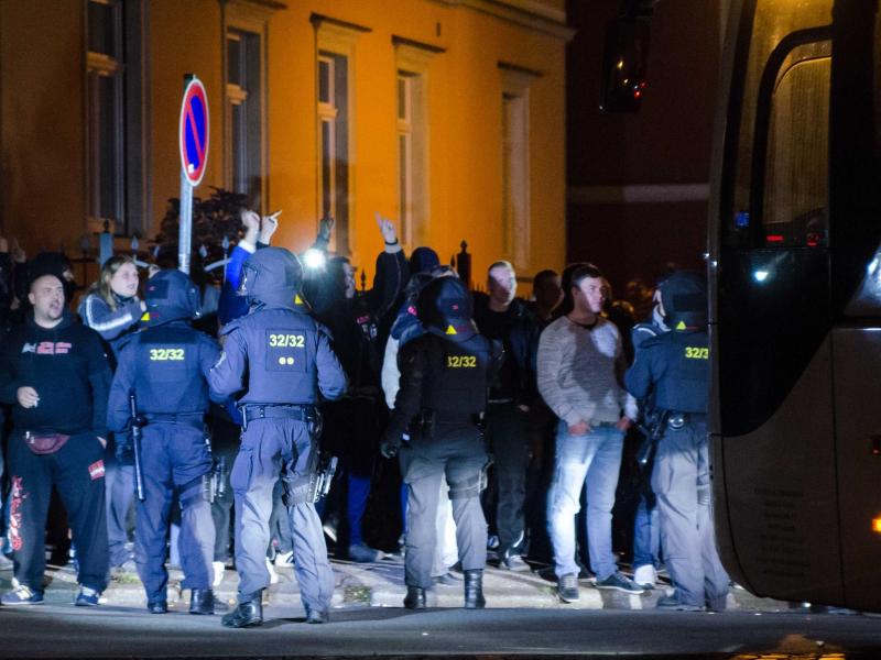 Massives Polizeiaufgebot muss Flüchtlinge in Freiberg schützen