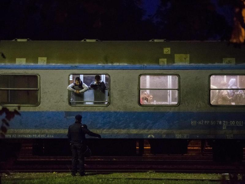 Kroatien transportiert Flüchtlinge nun im Zug nach Slowenien