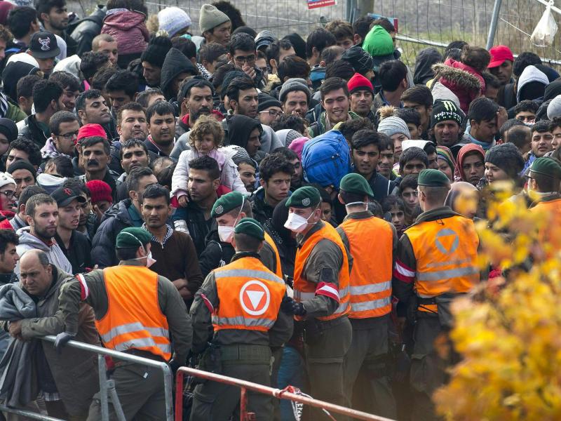 Österreichs Kanzler betont: „Zäune lösen Flüchtlingsproblem nicht“
