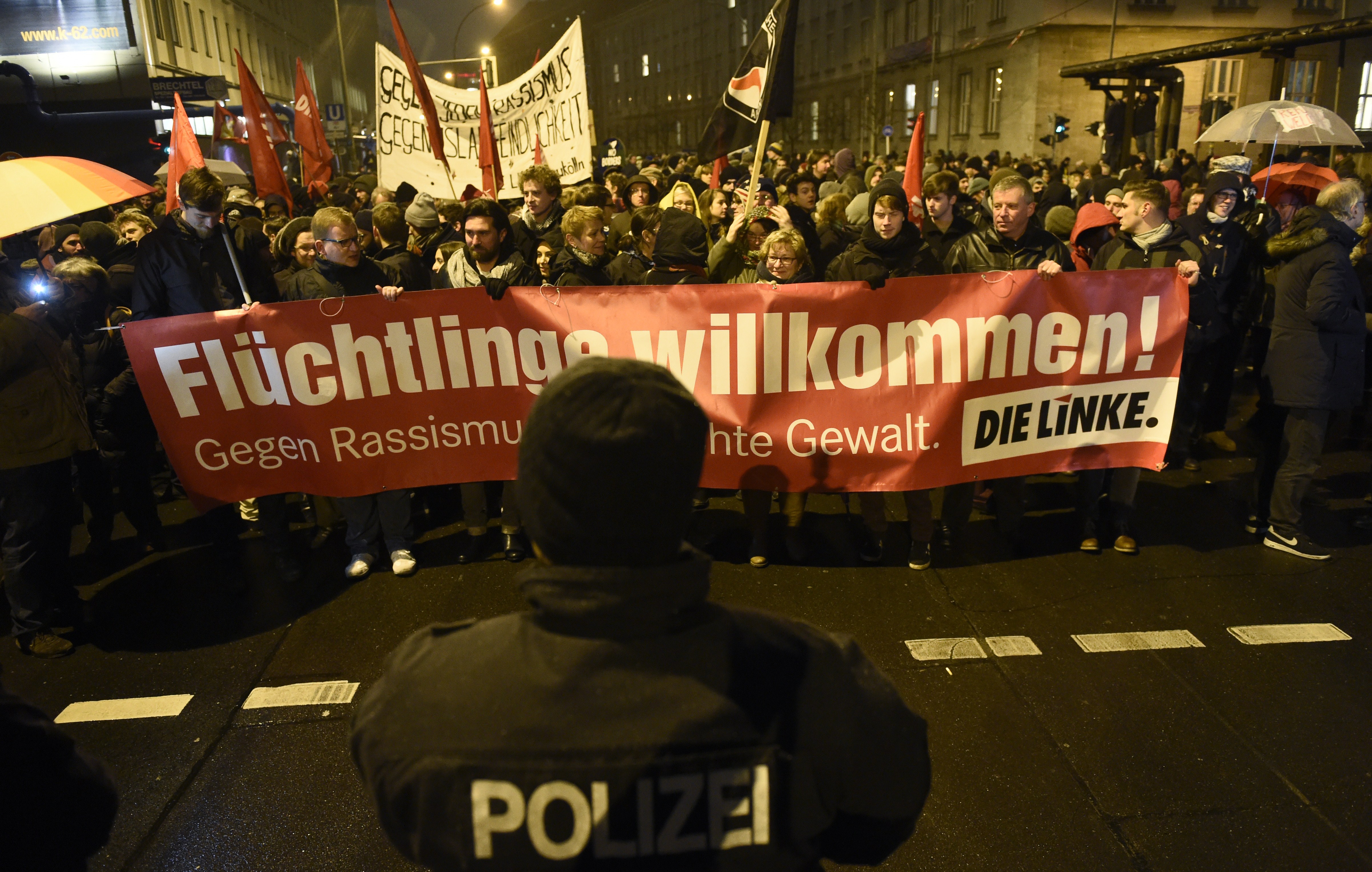 Freiburg: 30 AfD-Anhänger von 200 Linken eingekesselt – Vier Polizisten verletzt;  „Pfefferspray-Einsatz“