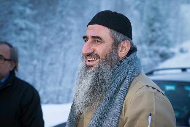 Najumuddin Faraj Ahmad, besser bekannt als Mullah Krekar, der irakischen Gründer einer radikalen irakischen kurdischen islamistische Gruppe bekannt ist, nach seiner Entlassung aus dem Gefängnis Kongsvinger am 25. Januar 2015. Audun Braastad / AFP / Getty Images