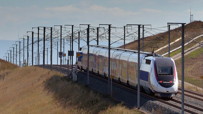 Per Notbremse geflüchtet: 25 Migranten verschwinden aus Zug