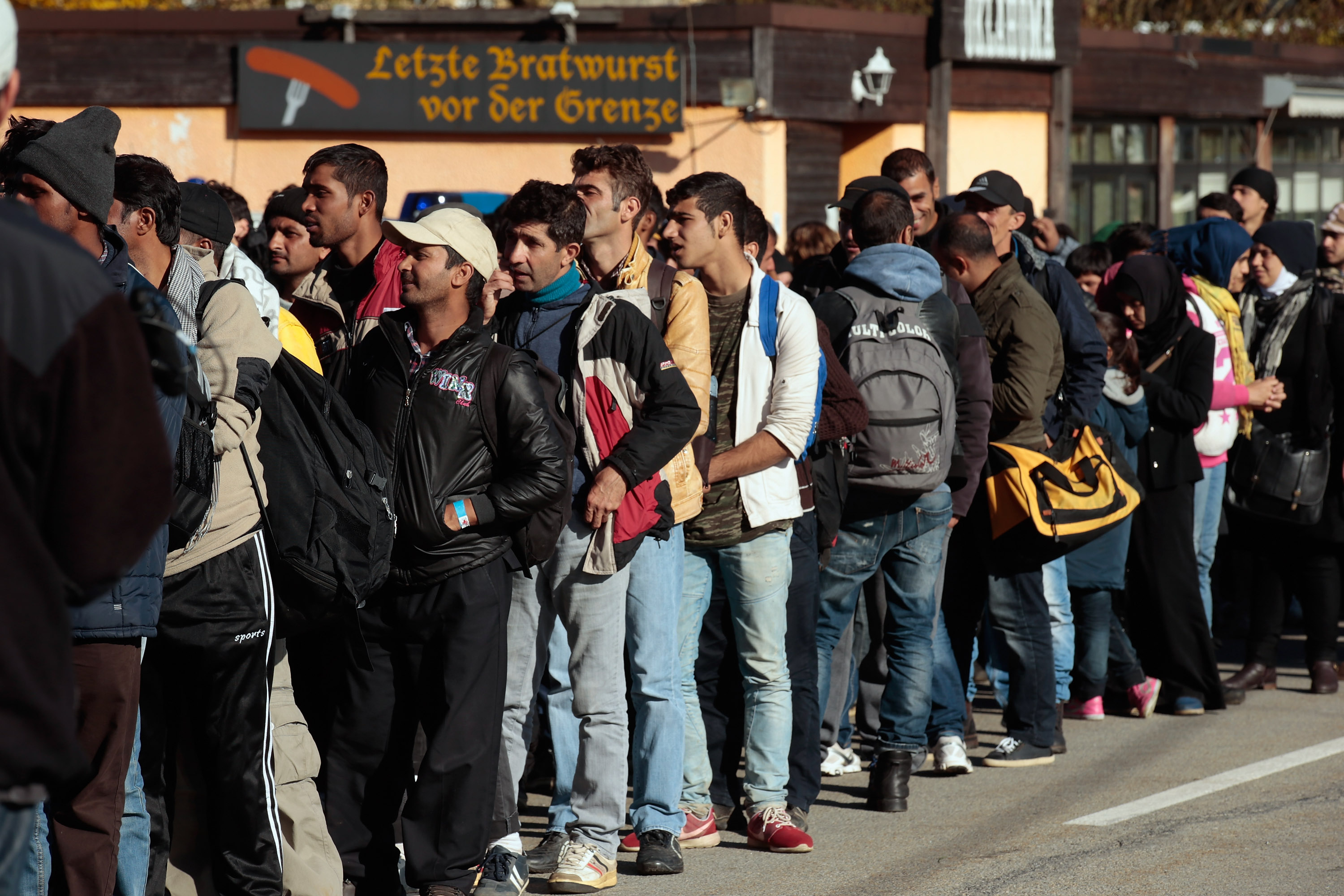 Rund 2500 Migranten warten auf Einreise nach Niederbayern – gestern 5800 überquert
