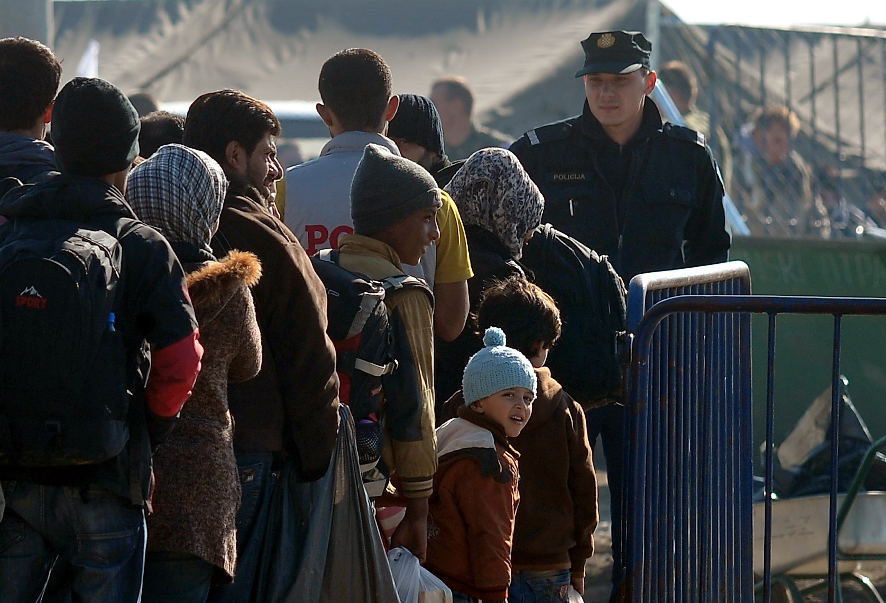 „Kommt bloß nicht nach Schweden!“: Flugblatt-Aktion in Europas Asyllagern