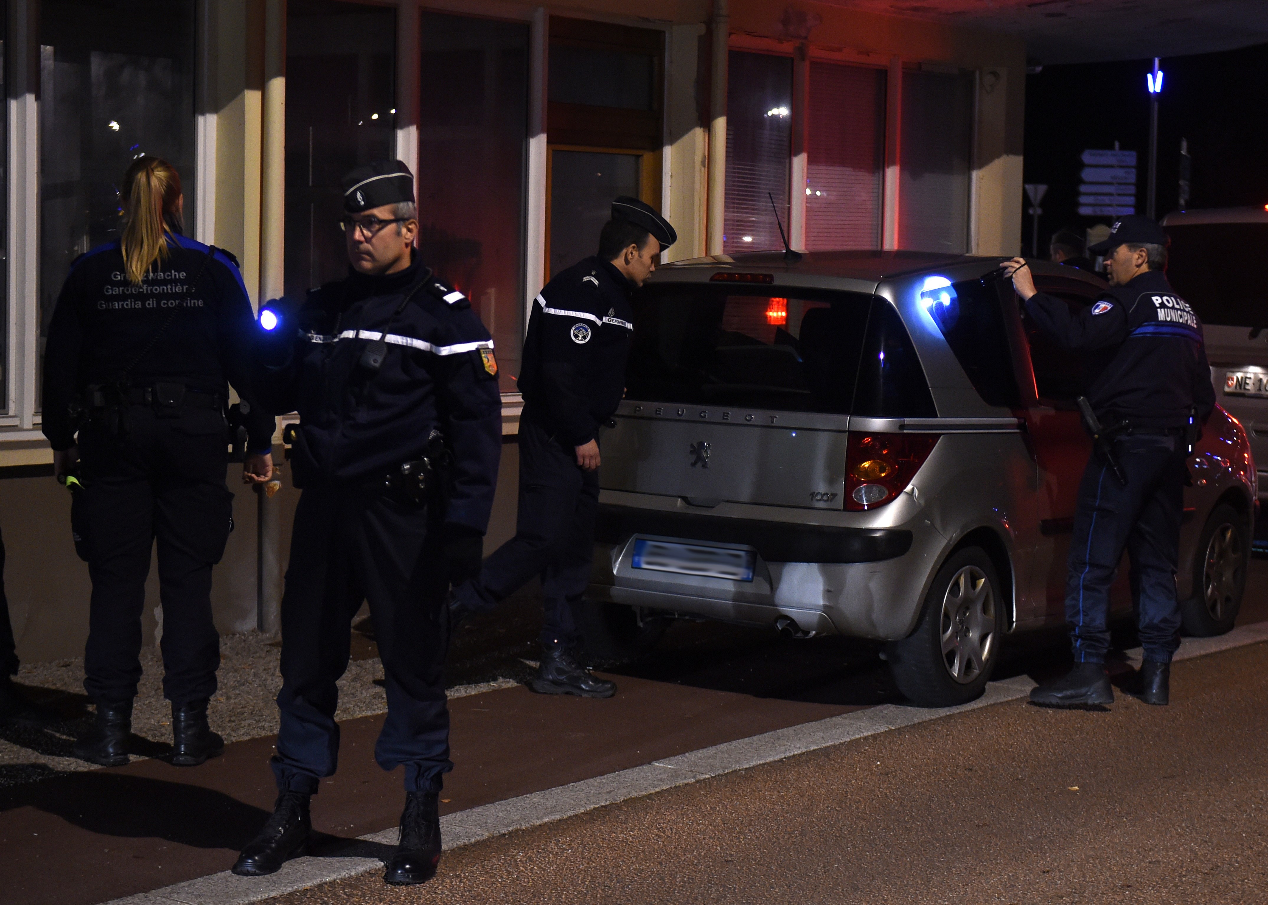 Frankreich wies fast 1000 Reisende wegen Sicherheitsbedenken an Grenze ab