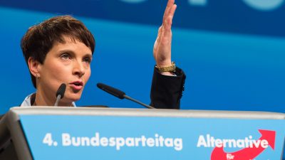 AfD-Parteitag: Petry fordert wegen Flüchtlingspolitik Merkels Rücktritt