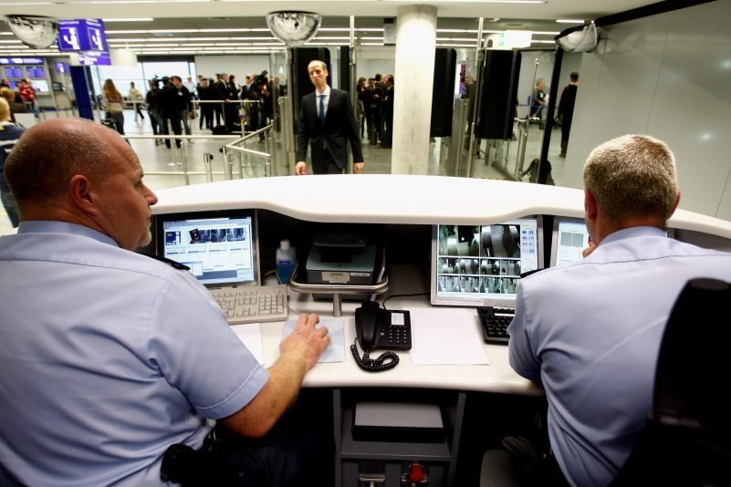 “Polizeiliches rechtsstaatliches Handeln wird zur Farce” – Flüchtlinge können am Frankfurter Flughafen Identität und Alter beliebig wechseln