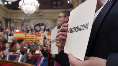 Katalanisches Parlament stimmt für Unabhängigkeitsreferendum