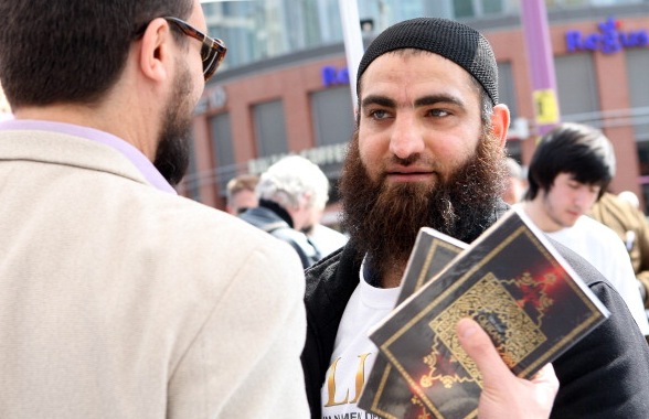 „Extremistische Kampagne“: NRW-Landtag setzt Zeichen gegen Koran-Verteilaktion „Lies!“