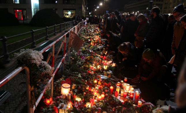 Große Anteilnahme in Berlin: Hunderte gedenken Pariser Terror-Opfer
