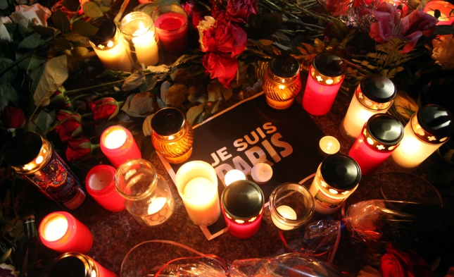 Europaweite Schweigeminute nach Anschlägen von Paris