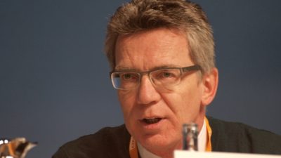 Bericht: De Maizière informierte Kanzleramt nicht über Asyl-Vorstoß