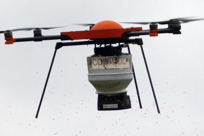 Mückenjäger testen Drohne mit Bekämpfungsmittel