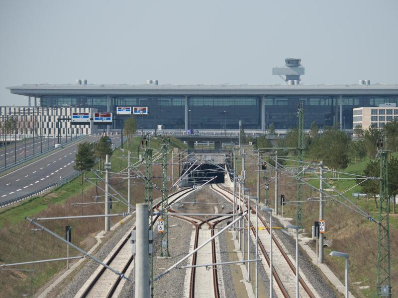 Bahn bereitet Schadenersatzklage gegen Hauptstadtflughafen vor