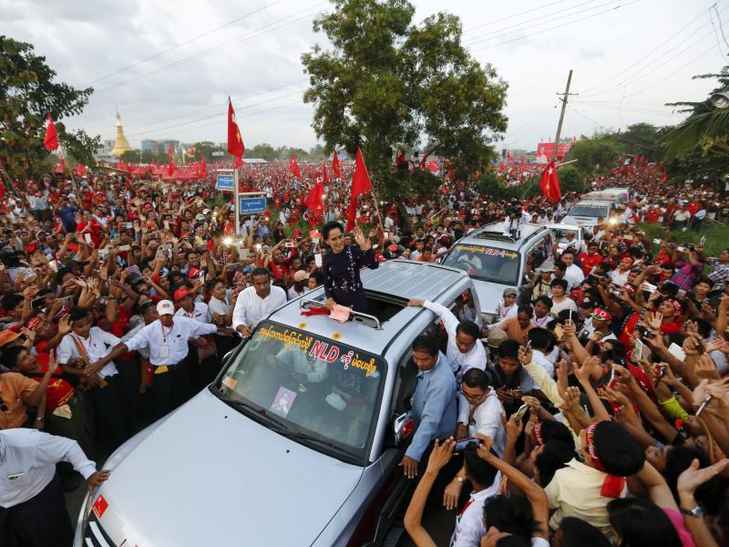 Tausende feiern Suu Kyi vor Wahlen in Myanmar wie Siegerin
