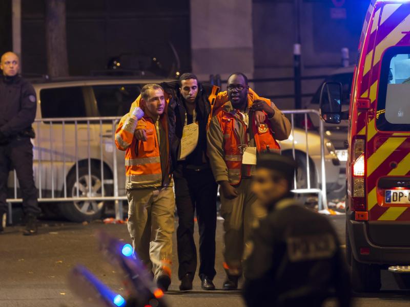 Welle von Angriffen in Paris: Geiselnahme und Dutzende Tote