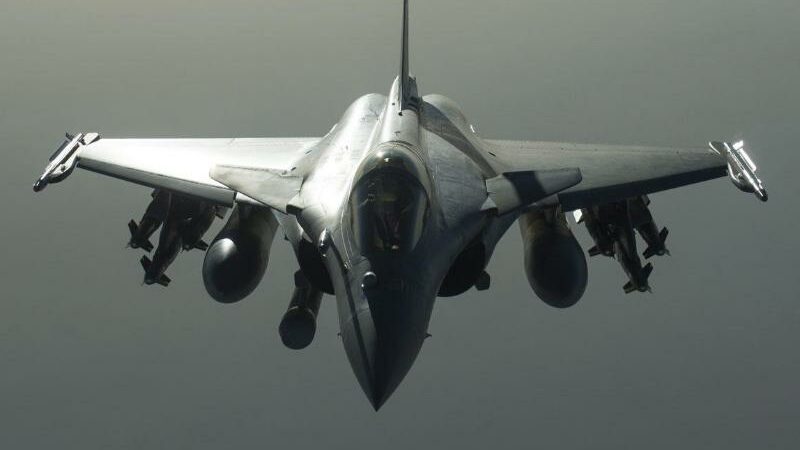 Sind Frankreichs Luftangriffe daneben gegangen? Beobachter: IS-Kämpfer aus Al-Rakka verlegt