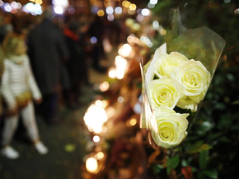 Bataclan wiedereröffnet: Sting gedenkt mit Schweigeminute der Anschlagsopfer von Paris