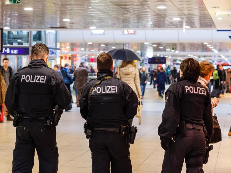 Polizei verstärkt vor Länderspiel Präsenz in Hannover
