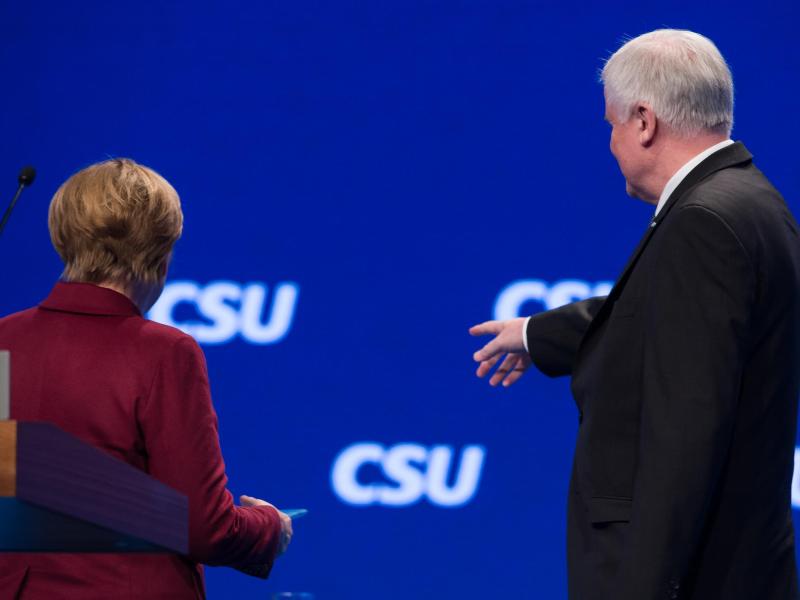 Eklat auf dem CSU-Parteitag: Merkel verließ grußlos die Bühne, ohne Abschiedsbeifall, Seehofer wird gefeiert