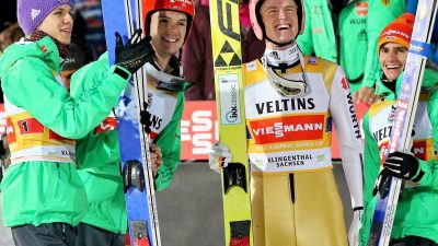 Deutsche Skispringer starten mit Team-Sieg