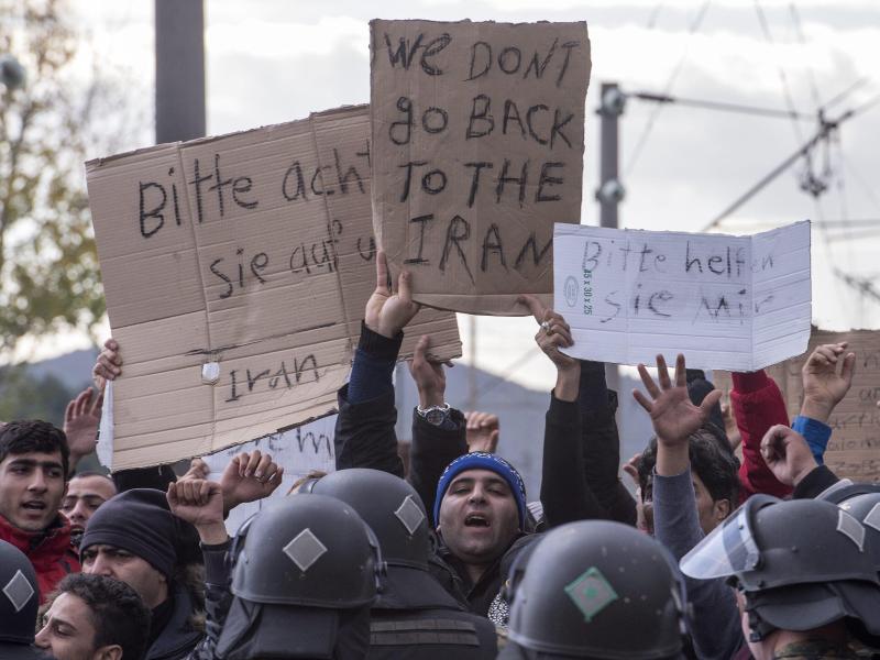 Verzweiflung: Flüchtlinge stecken an griechisch-mazedonischer Grenze fest