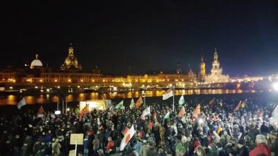 15.000 bei Pegida-Weihnachtsdemo: „Merkel-Rücktritt – Grenzen dicht!“