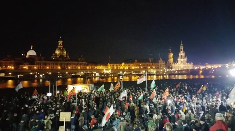 15.000 bei Pegida-Weihnachtsdemo: „Merkel-Rücktritt – Grenzen dicht!“