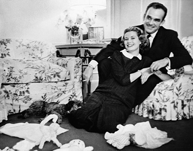 Selbst als Prinz von Monaco brauchte man die Zigartte: Rainier mit der schwangeren Grace Kelly, Gracia Patrizia, zu seinen Füßen. 1957.