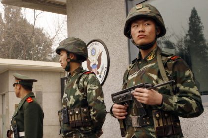 Insider packt aus: „So liefert Chinas KP-Militär heimlich Waffen an Terroristen“