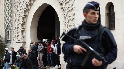 Paris: Autofahrer versuchte Absperrungen vor einer Moschee zu durchbrechen