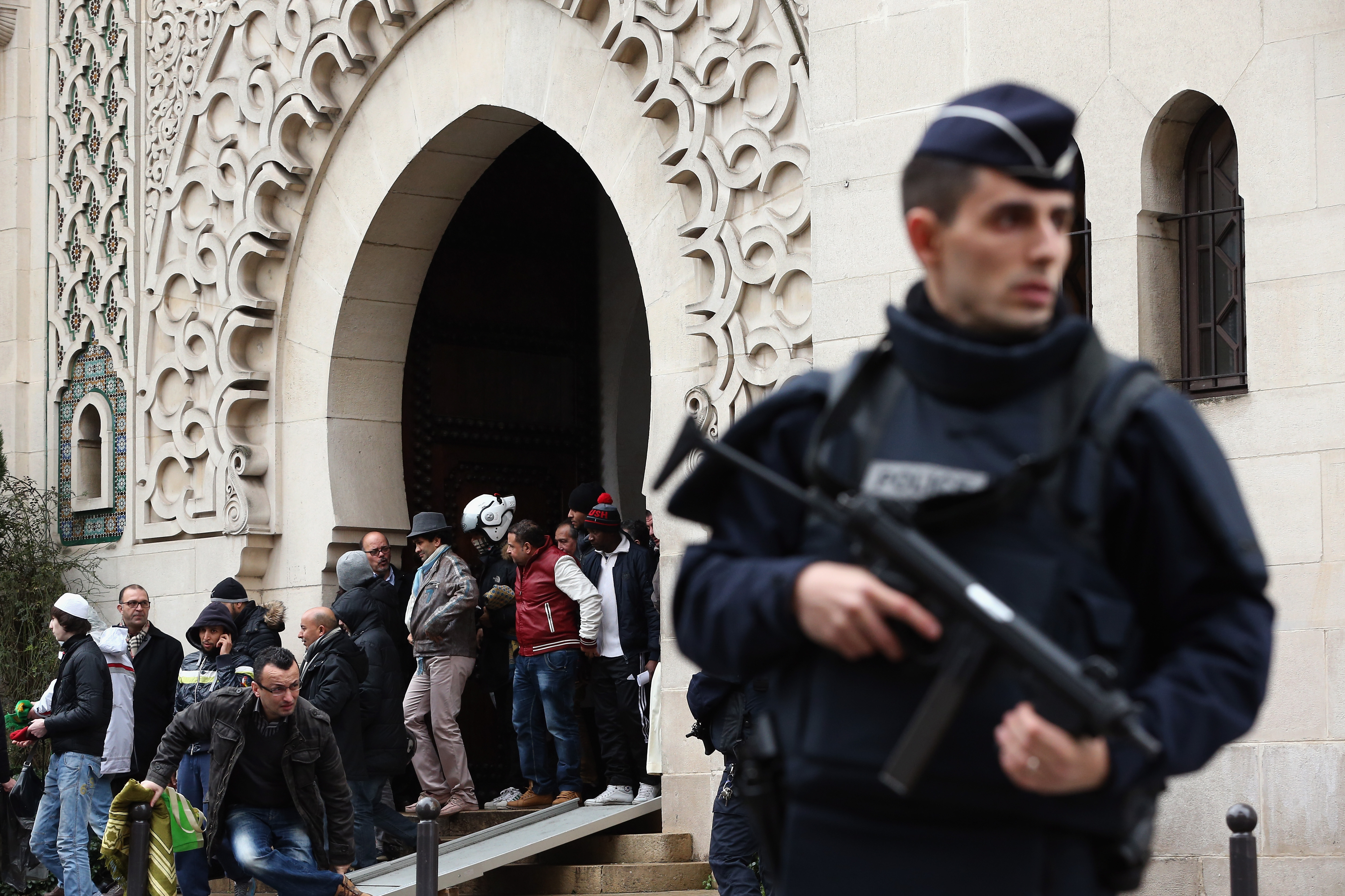 Paris: Autofahrer versuchte Absperrungen vor einer Moschee zu durchbrechen