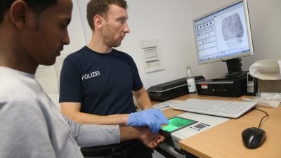 Fingerabdruck von Asylbewerbern: Bamf sagt, ab 2015 sind alle biometrisch erfasst